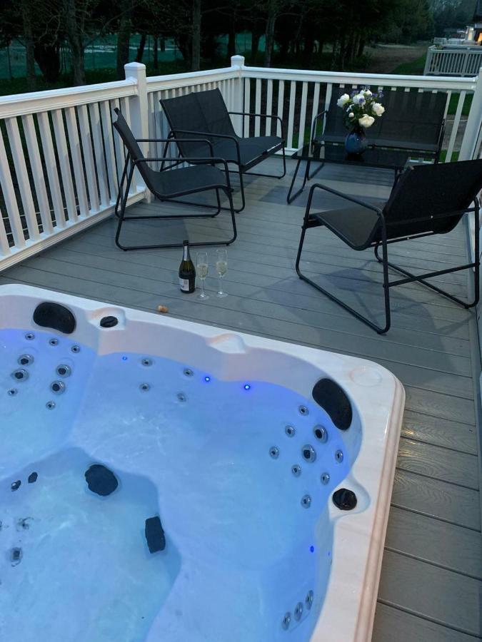 Graceland Lodge With Hot Tub Barmby on the Moor Экстерьер фото